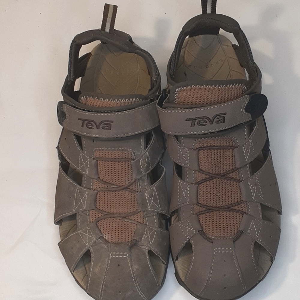 Teva Classic Men's Deacon Hiking Fisherman Sandals. Olive Color.
